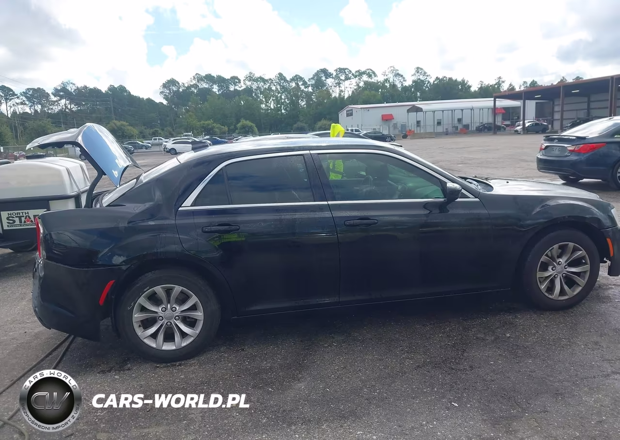 2015 Chrysler 300 Limited VIN:2C3CCAAG2FH891729 - 13