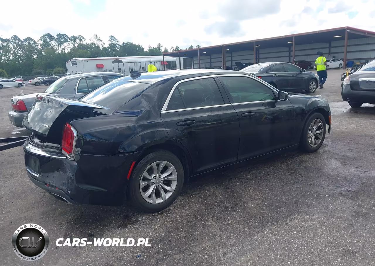 2015 Chrysler 300 Limited VIN:2C3CCAAG2FH891729 - 4