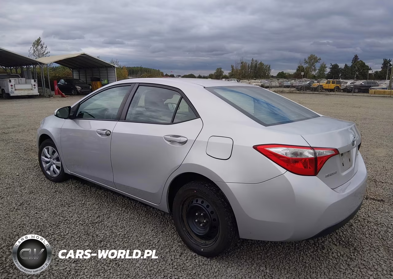 2015 Toyota Corolla Le VIN:5YFBURHE0FP189216 - 3