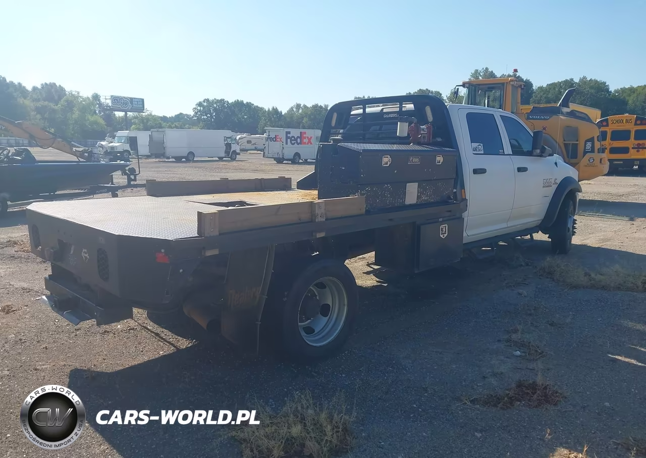2018 Ram 5500 Chassis Tradesman-Slt-Laramie VIN:3C7WRNFL3JG233742 - 4