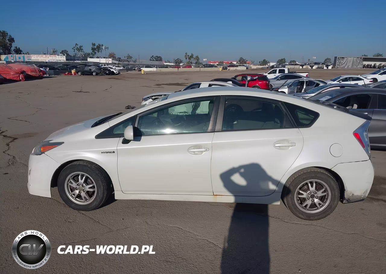 2011 Toyota Prius Two VIN:JTDKN3DUXB1369034 - 14