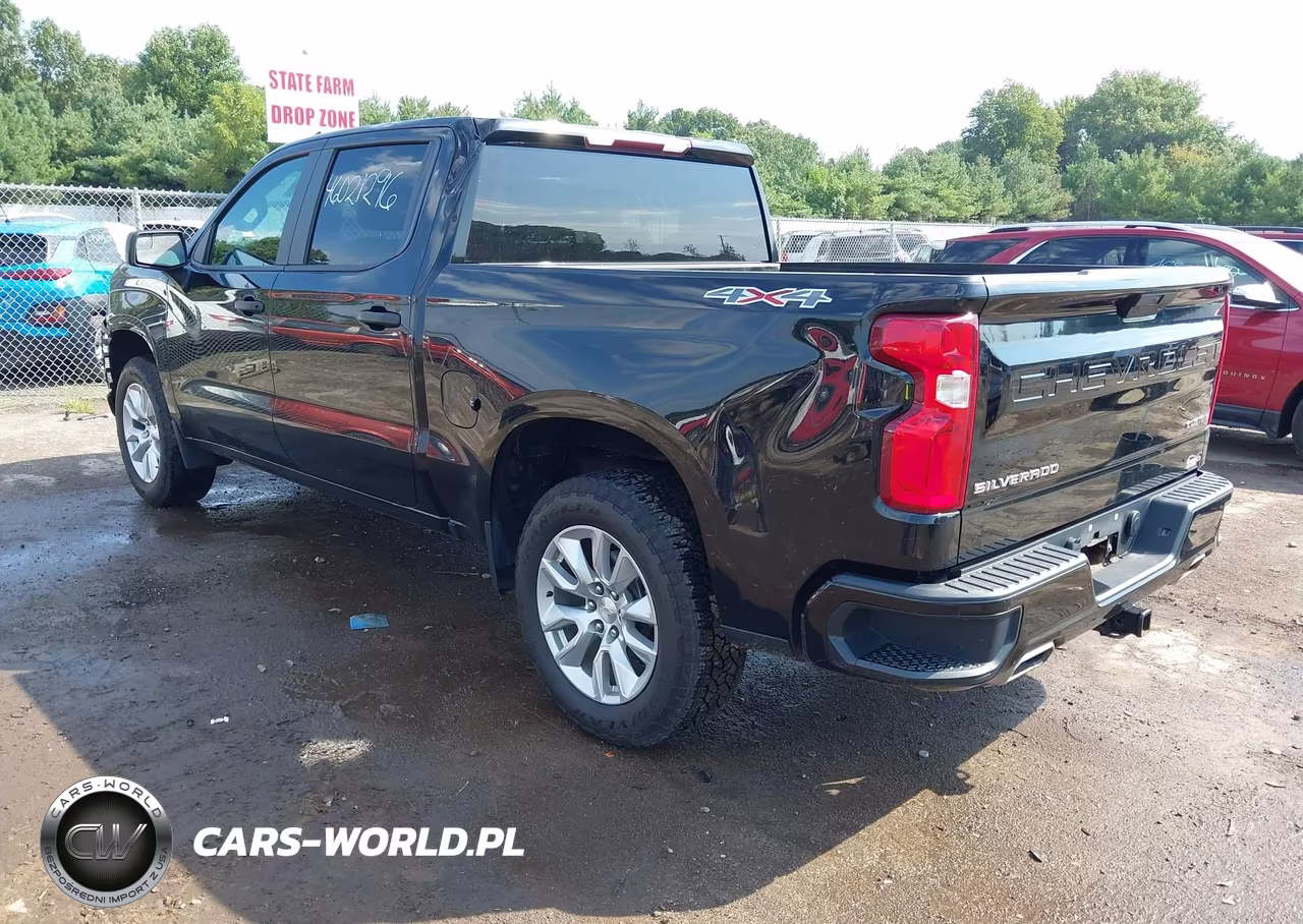 2020 Chevrolet Silverado 1500 4Wd Short Bed Custom VIN:1GCUYBEF2LZ357814 - 3
