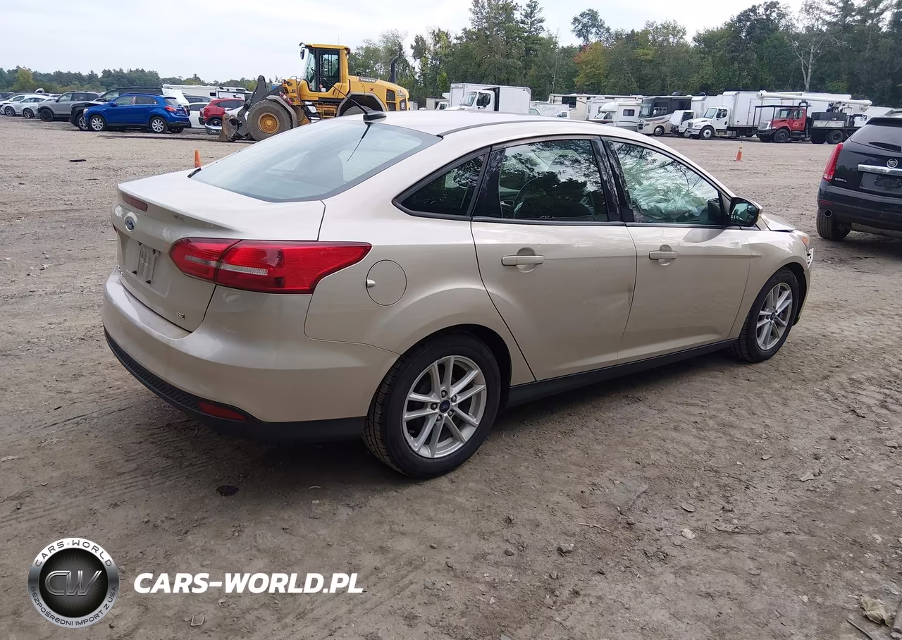 2017 Ford Focus Se VIN:1FADP3F23HL285574 - 4