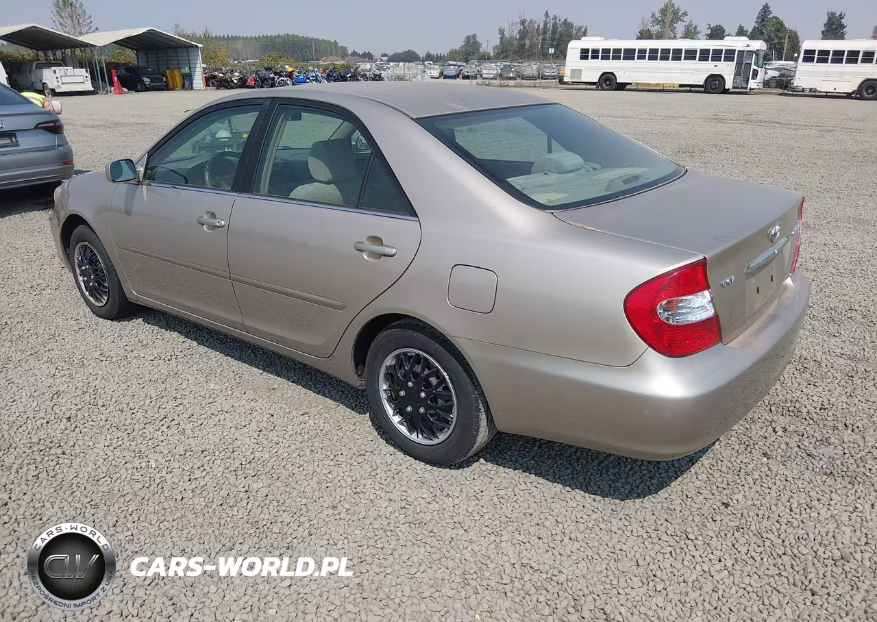2003 Toyota Camry Le VIN:JTDBE32K930156147 - 3