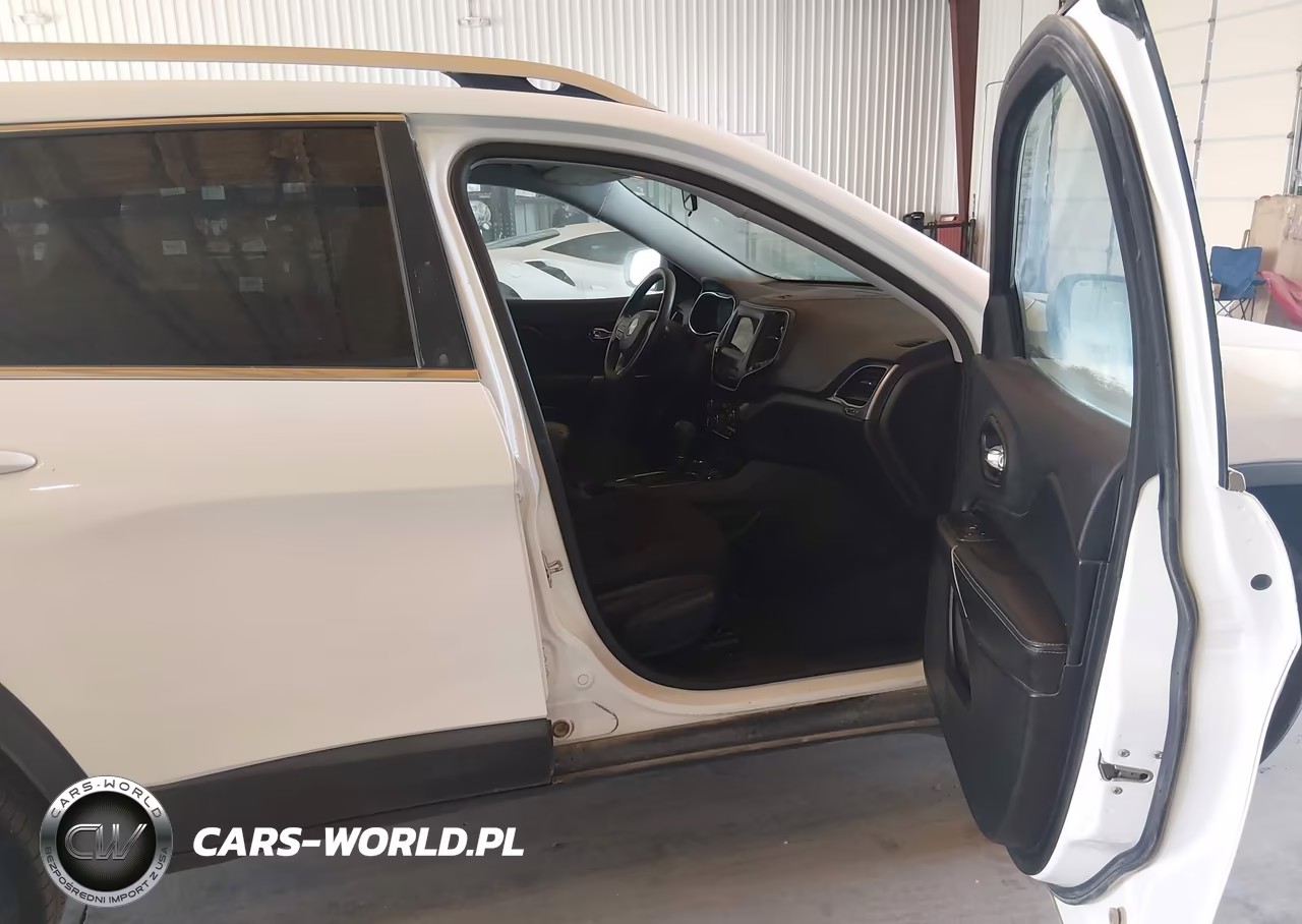 2019 Jeep Cherokee Latitude 4X4 VIN:1C4PJMCB3KD454786 - 5