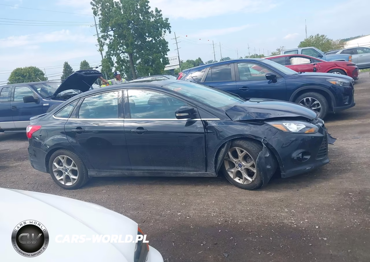 2014 Ford Focus Titanium VIN:1FADP3J26EL412255 - 13