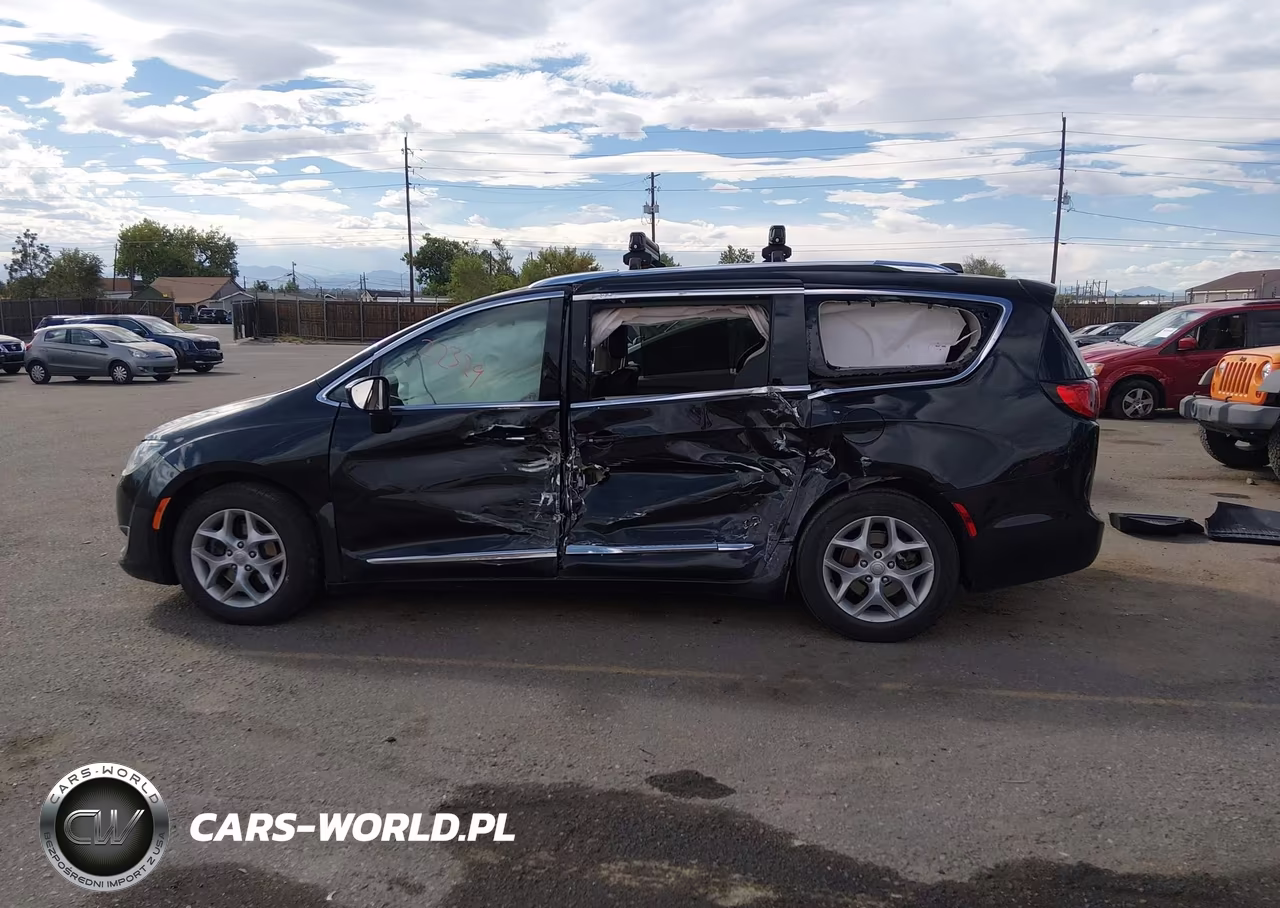 2017 Chrysler Pacifica Touring-L Plus VIN:2C4RC1EG7HR508459 - 14