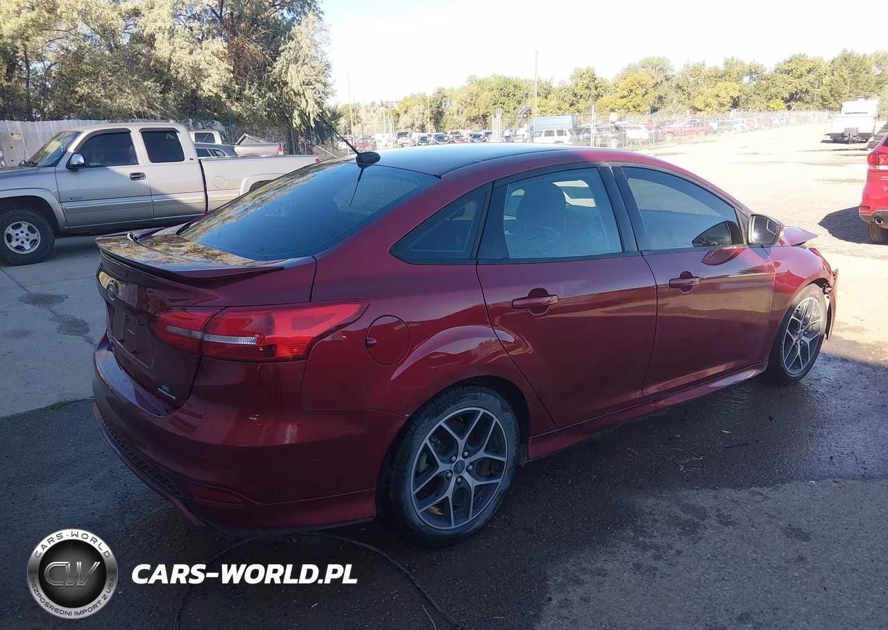 2015 Ford Focus Se VIN:1FADP3F28FL349668 - 4