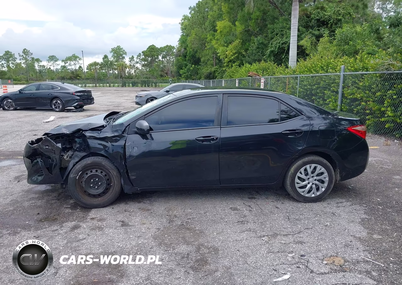 2017 Toyota Corolla Le VIN:5YFBURHEXHP603461 - 13