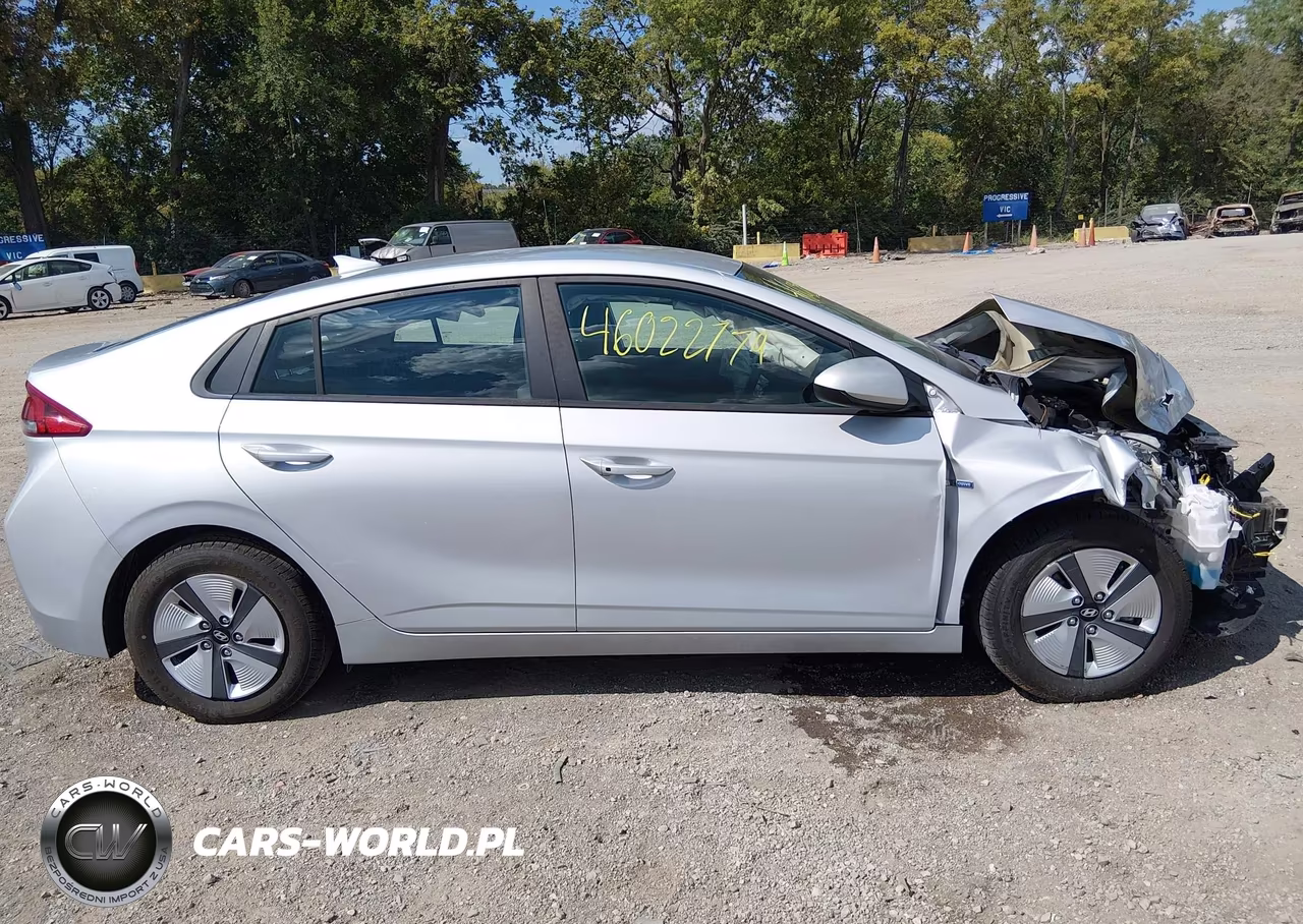 2018 Hyundai Ioniq Hybrid Blue VIN:KMHC65LC5JU100566 - 17