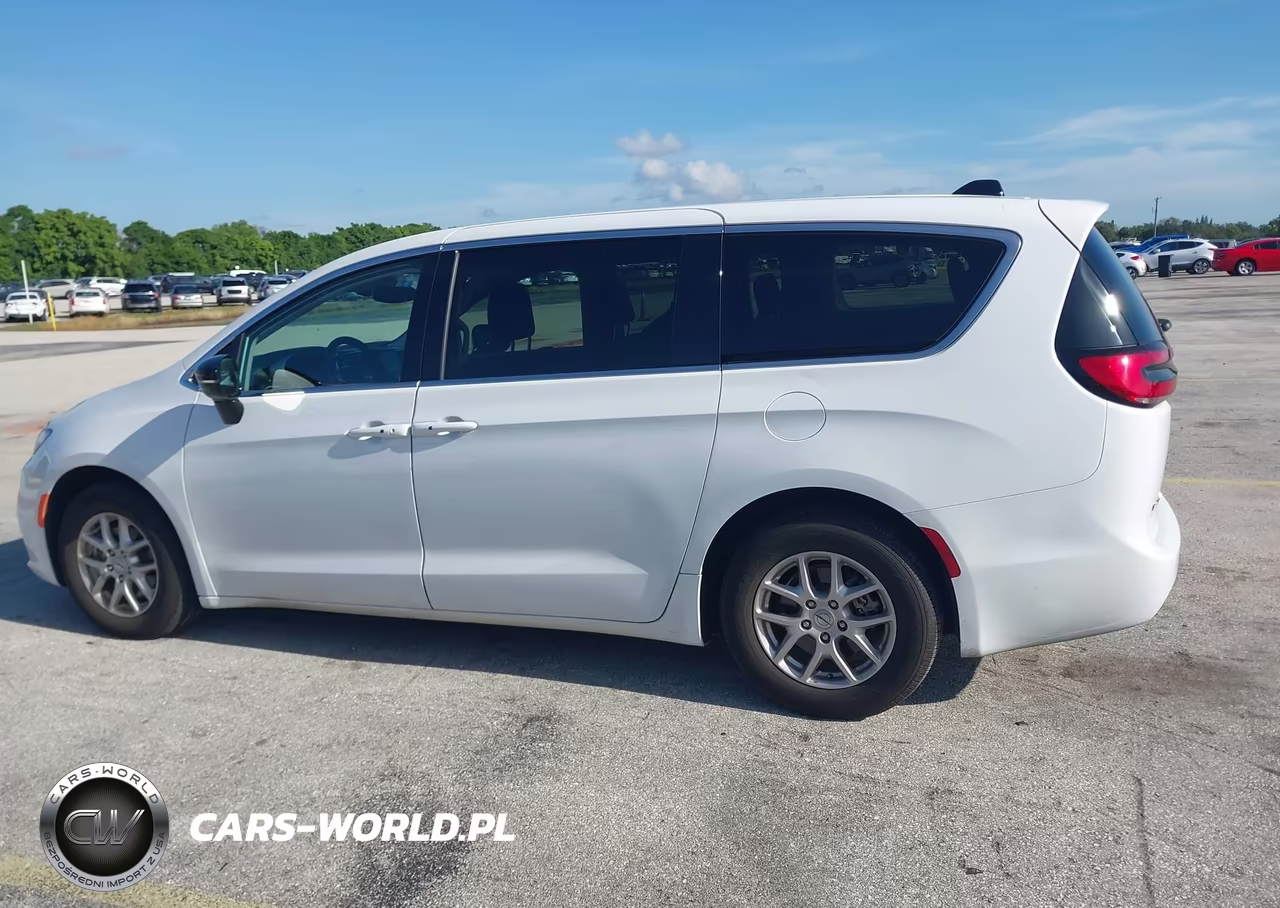 2024 Chrysler Pacifica Touring L VIN:2C4RC1BG4RR149643 - 14