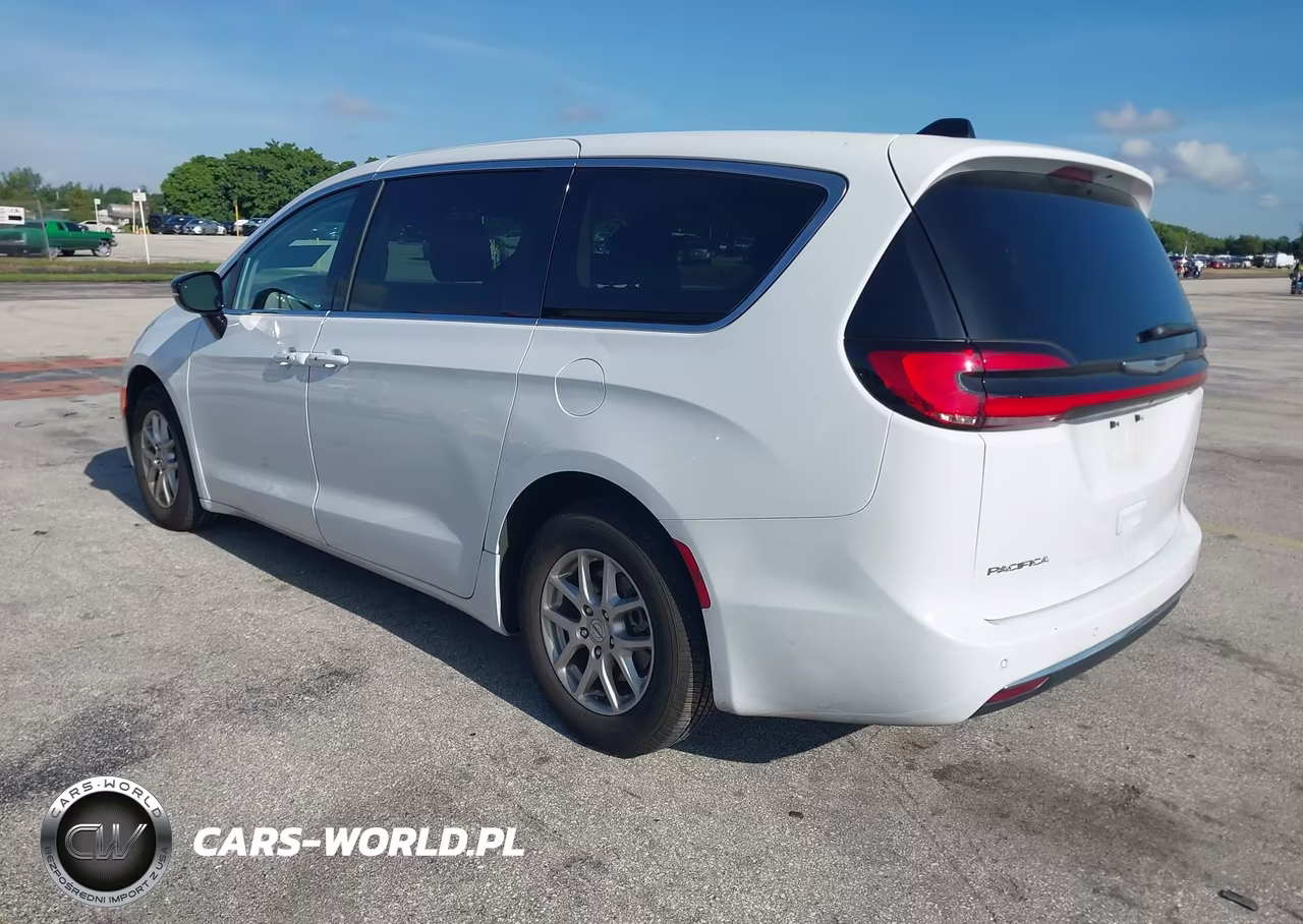 2024 Chrysler Pacifica Touring L VIN:2C4RC1BG4RR149643 - 3