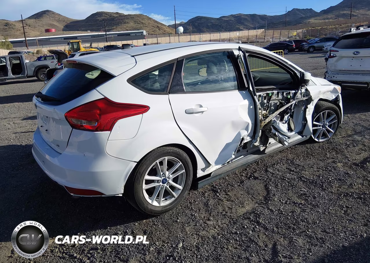 2018 Ford Focus Se VIN:1FADP3K27JL272497 - 4