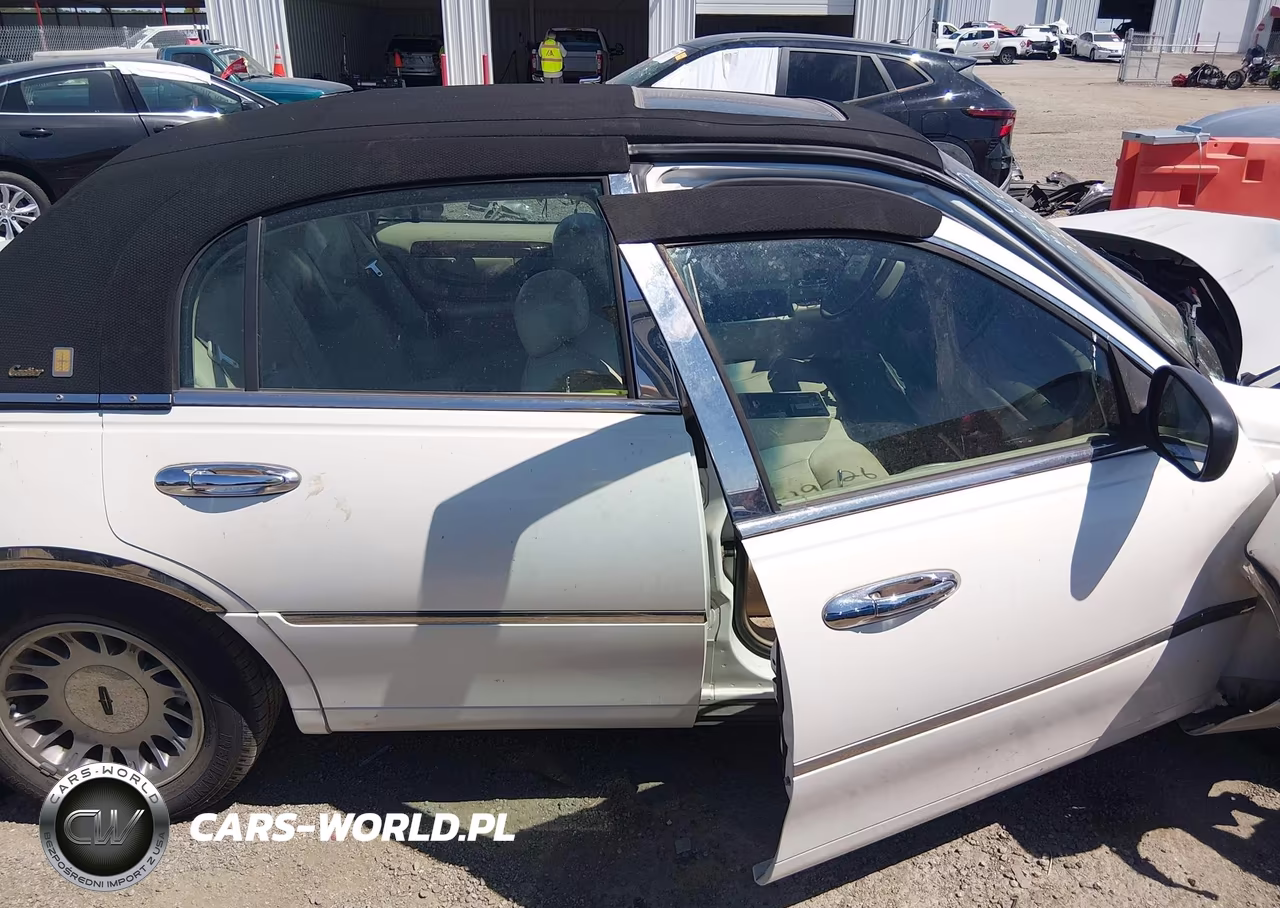 2002 Lincoln Town Car Cartier VIN:1LNHM83W12Y626274 - 13