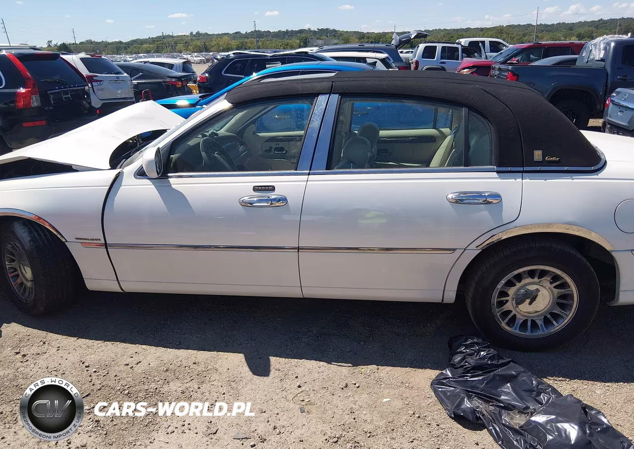 2002 Lincoln Town Car Cartier VIN:1LNHM83W12Y626274 - 14