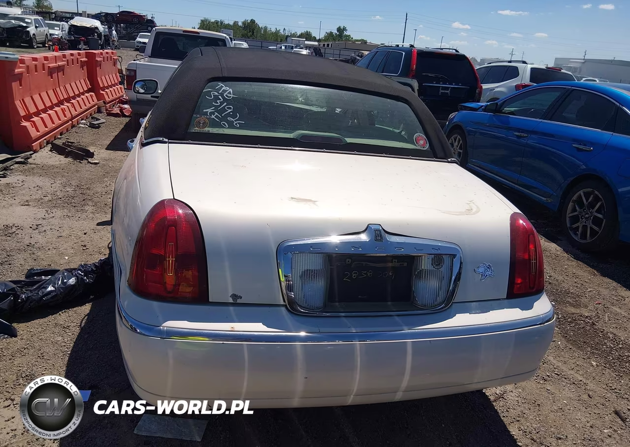 2002 Lincoln Town Car Cartier VIN:1LNHM83W12Y626274 - 16