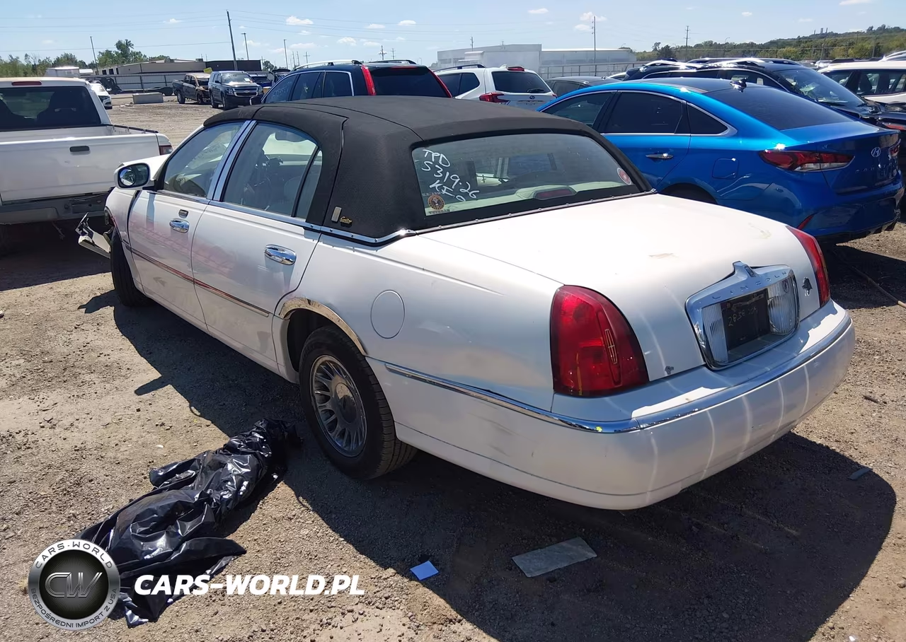 2002 Lincoln Town Car Cartier VIN:1LNHM83W12Y626274 - 3