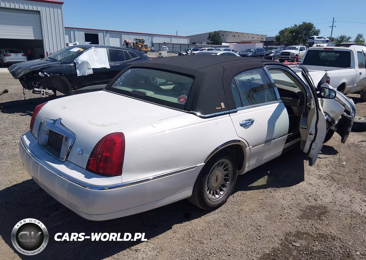 2002 Lincoln Town Car Cartier VIN:1LNHM83W12Y626274 - 4