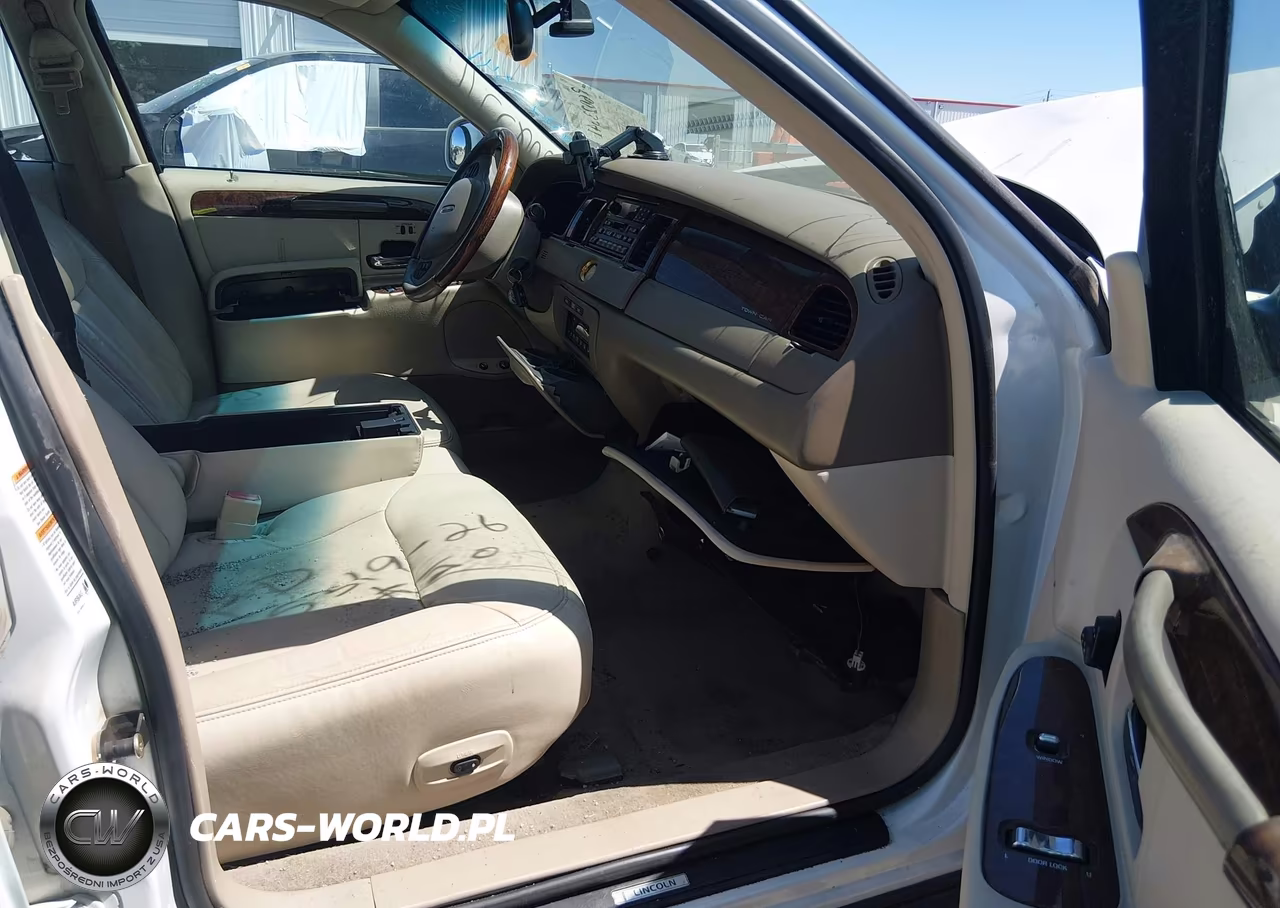 2002 Lincoln Town Car Cartier VIN:1LNHM83W12Y626274 - 5