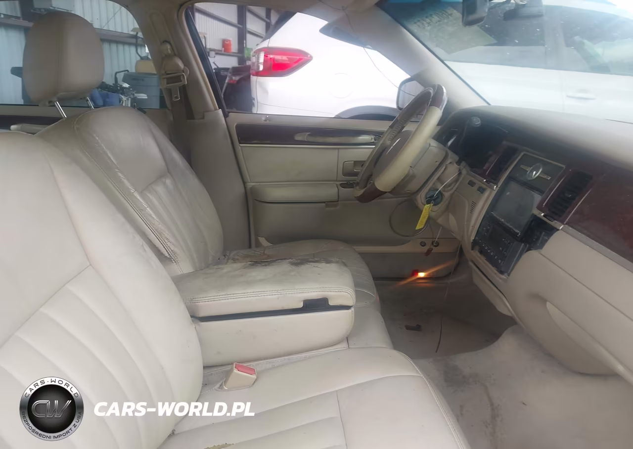2006 Lincoln Town Car Signature VIN:1LNHM81V56Y623930 - 5