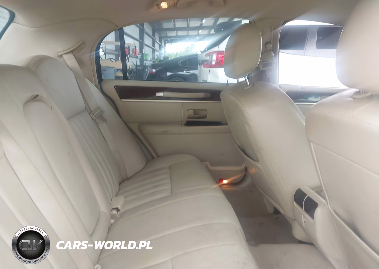 2006 Lincoln Town Car Signature VIN:1LNHM81V56Y623930 - 8