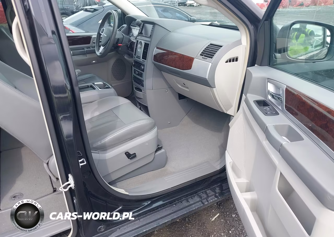 2010 Chrysler Town & Country Touring VIN:2A4RR5DX8AR123970 - 5