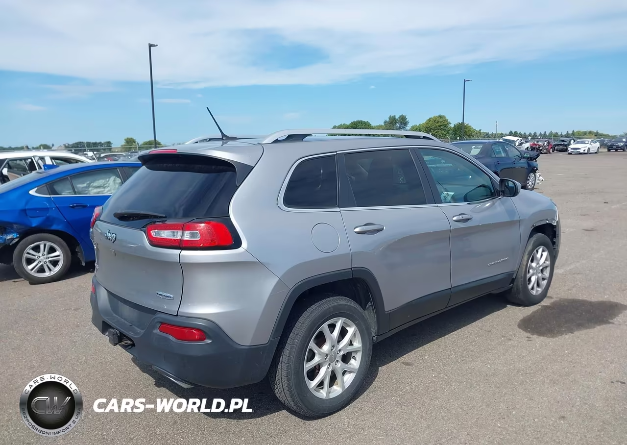2015 Jeep Cherokee Latitude VIN:1C4PJMCSXFW546780 - 4