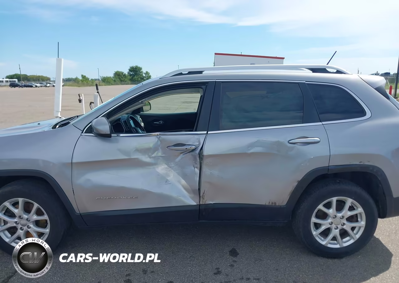 2015 Jeep Cherokee Latitude VIN:1C4PJMCSXFW546780 - 6