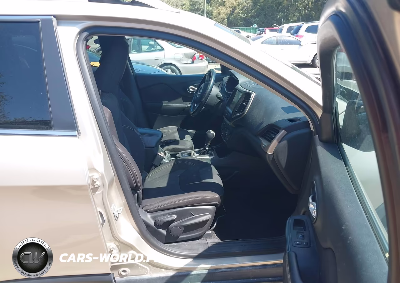 2015 Jeep Cherokee Latitude VIN:1C4PJLCB8FW643695 - 5
