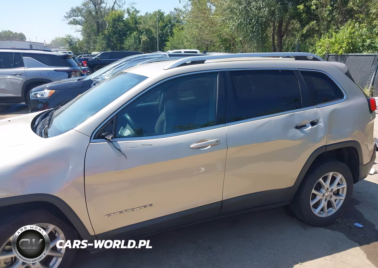 2015 Jeep Cherokee Latitude VIN:1C4PJLCB8FW643695 - 6