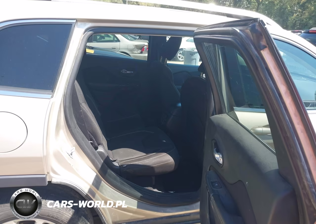 2015 Jeep Cherokee Latitude VIN:1C4PJLCB8FW643695 - 8