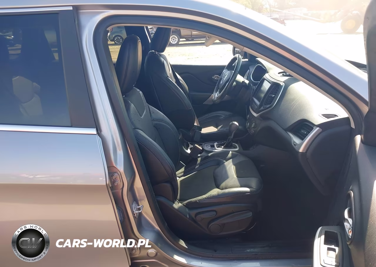 2018 Jeep Cherokee Latitude Plus Fwd VIN:1C4PJLLB3JD540074 - 5