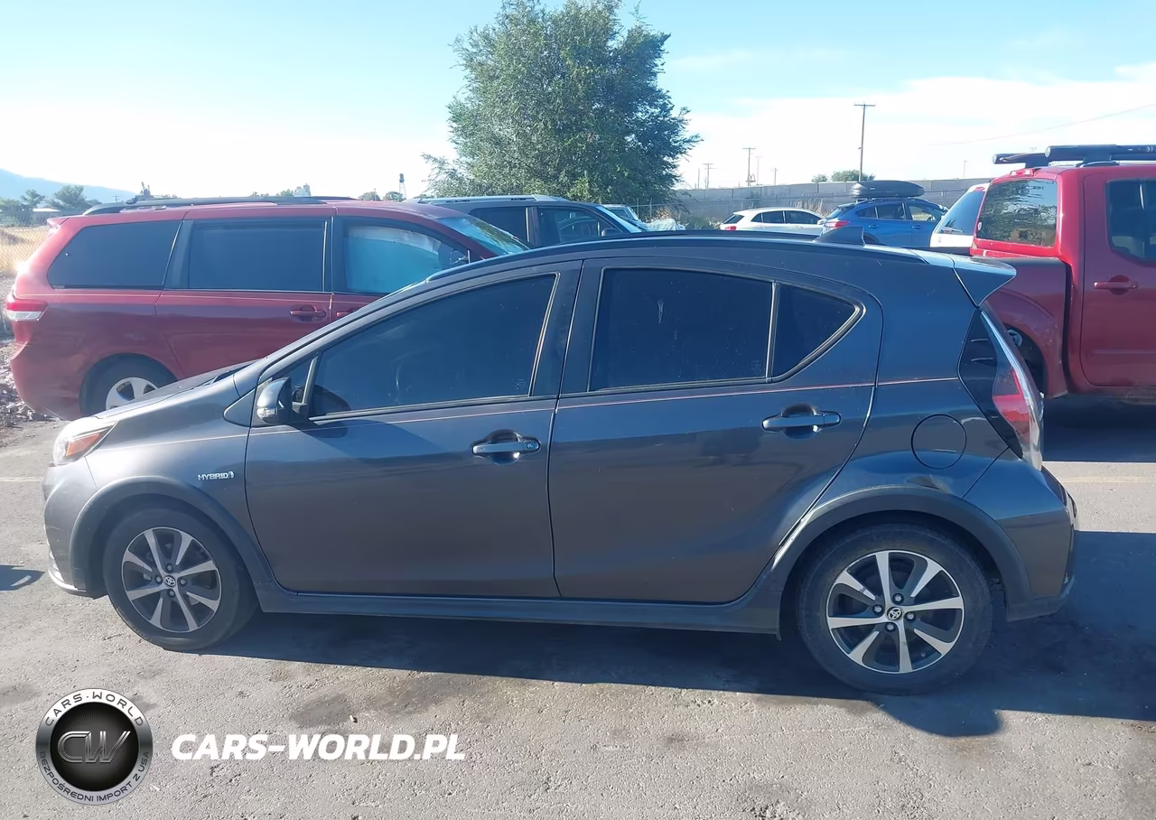 2018 Toyota Prius C Three VIN:JTDKDTB37J1614075 - 14
