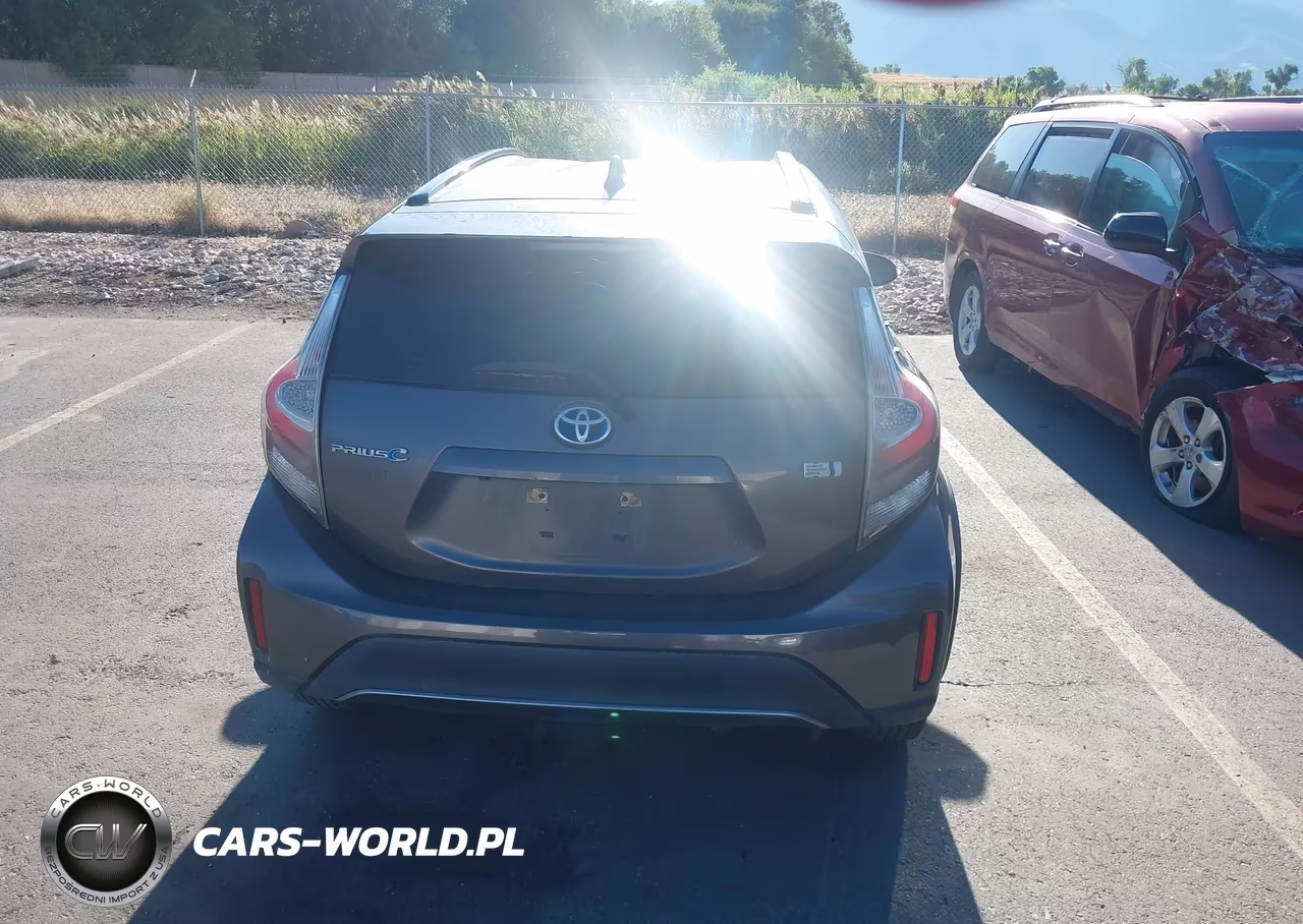 2018 Toyota Prius C Three VIN:JTDKDTB37J1614075 - 16