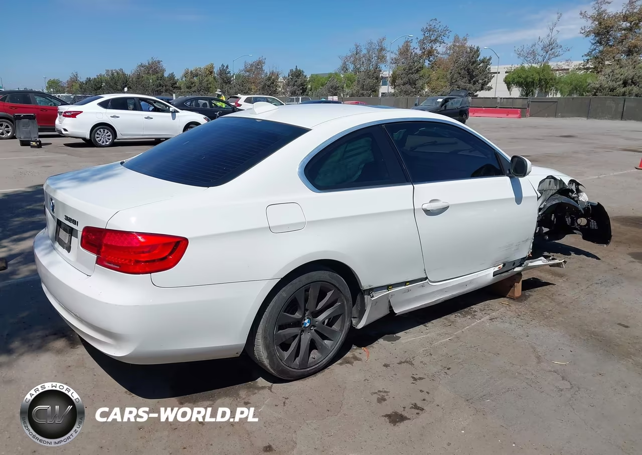 2011 BMW 328I VIN:WBAKE5C57BE429556 - 4
