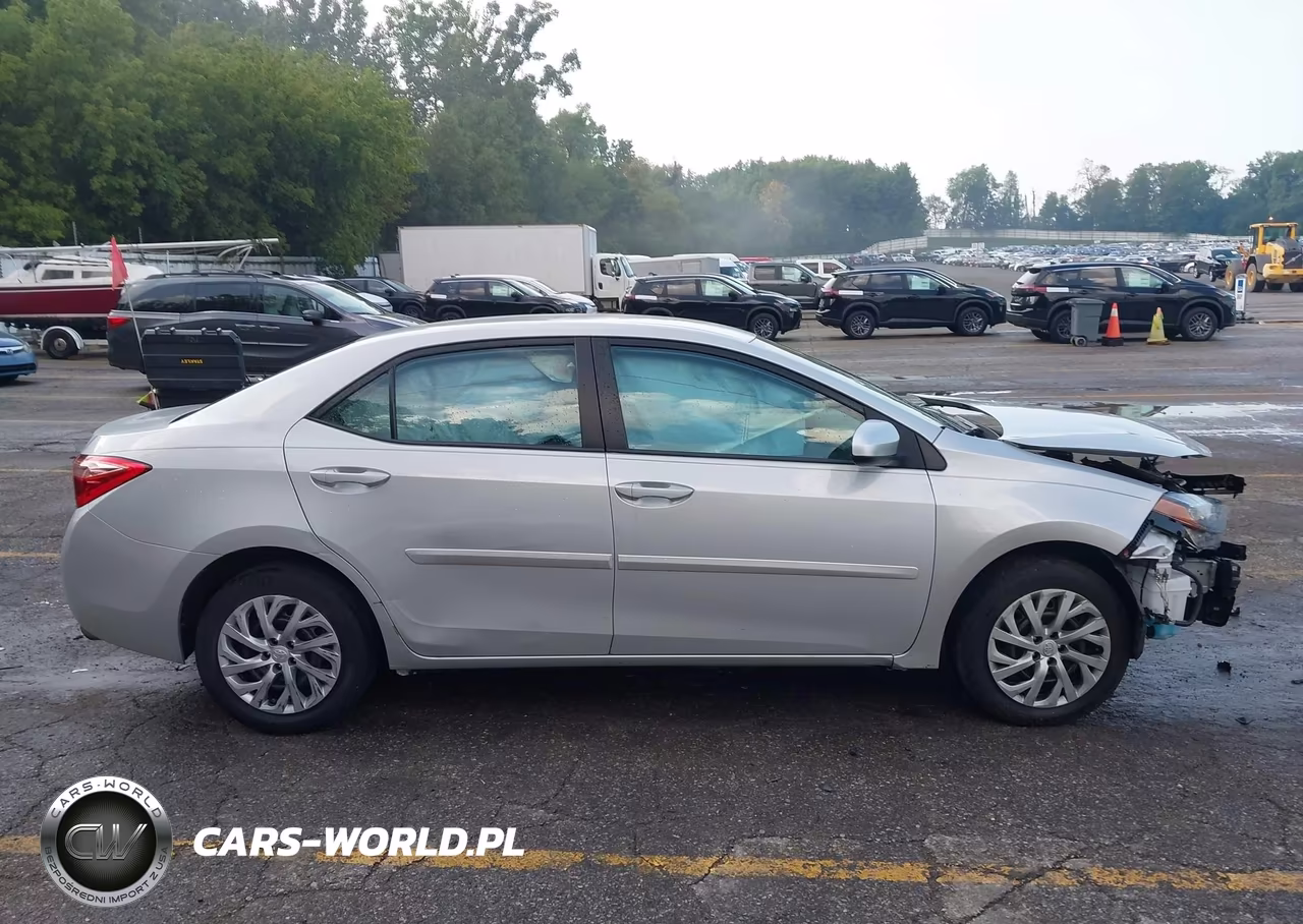 2018 Toyota Corolla Le VIN:2T1BURHE1JC082118 - 13