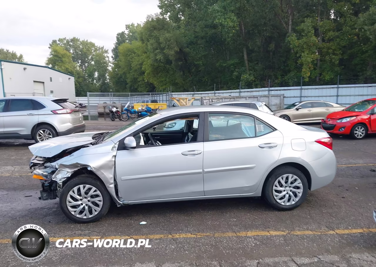 2018 Toyota Corolla Le VIN:2T1BURHE1JC082118 - 14