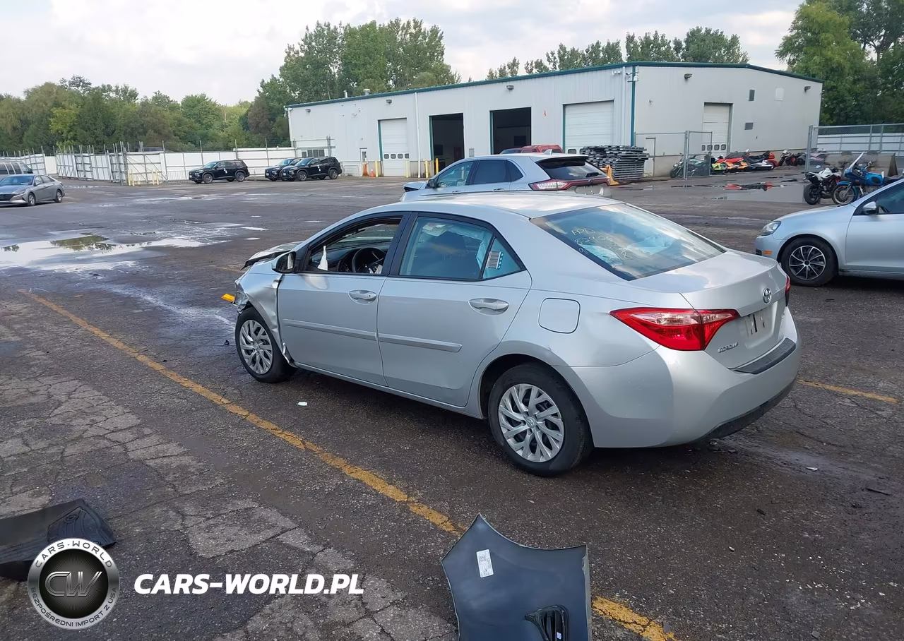 2018 Toyota Corolla Le VIN:2T1BURHE1JC082118 - 3
