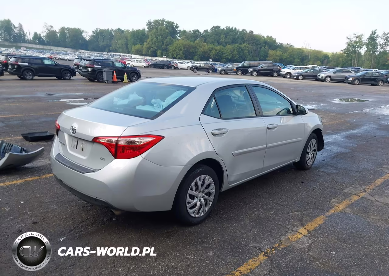 2018 Toyota Corolla Le VIN:2T1BURHE1JC082118 - 4