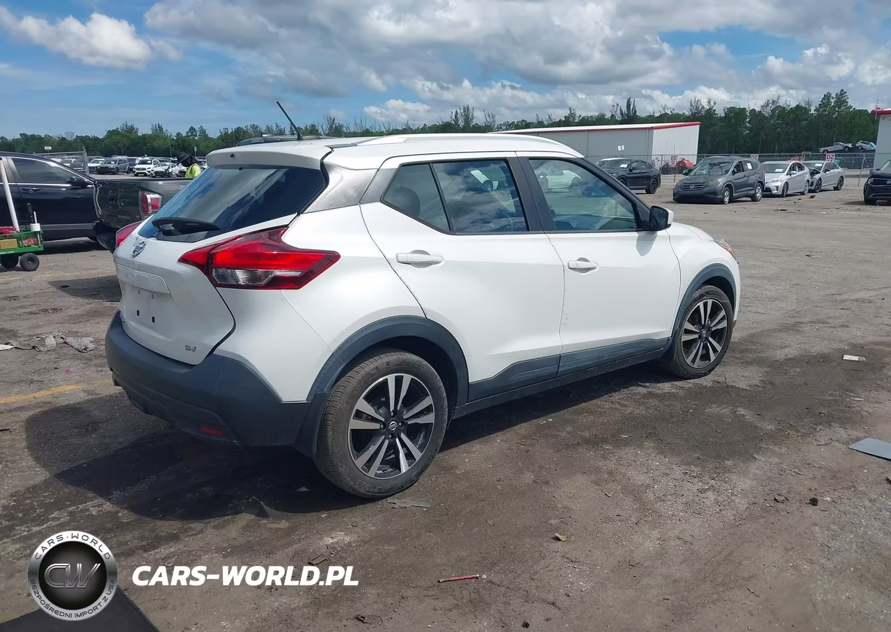 2018 Nissan Kicks Sv VIN:3N1CP5CUXJL545487 - 4