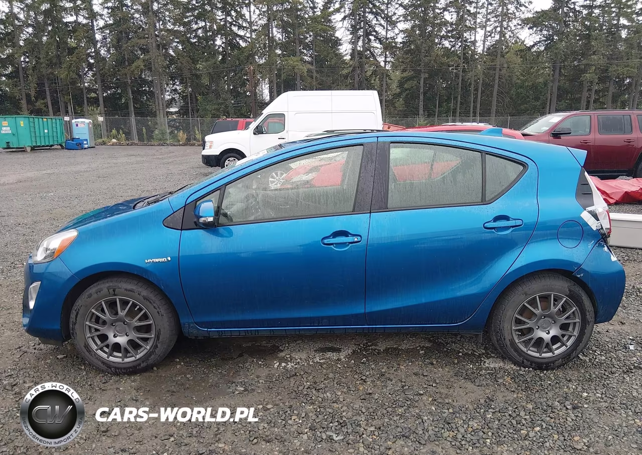 2015 Toyota Prius C Three VIN:JTDKDTB33F1088289 - 14