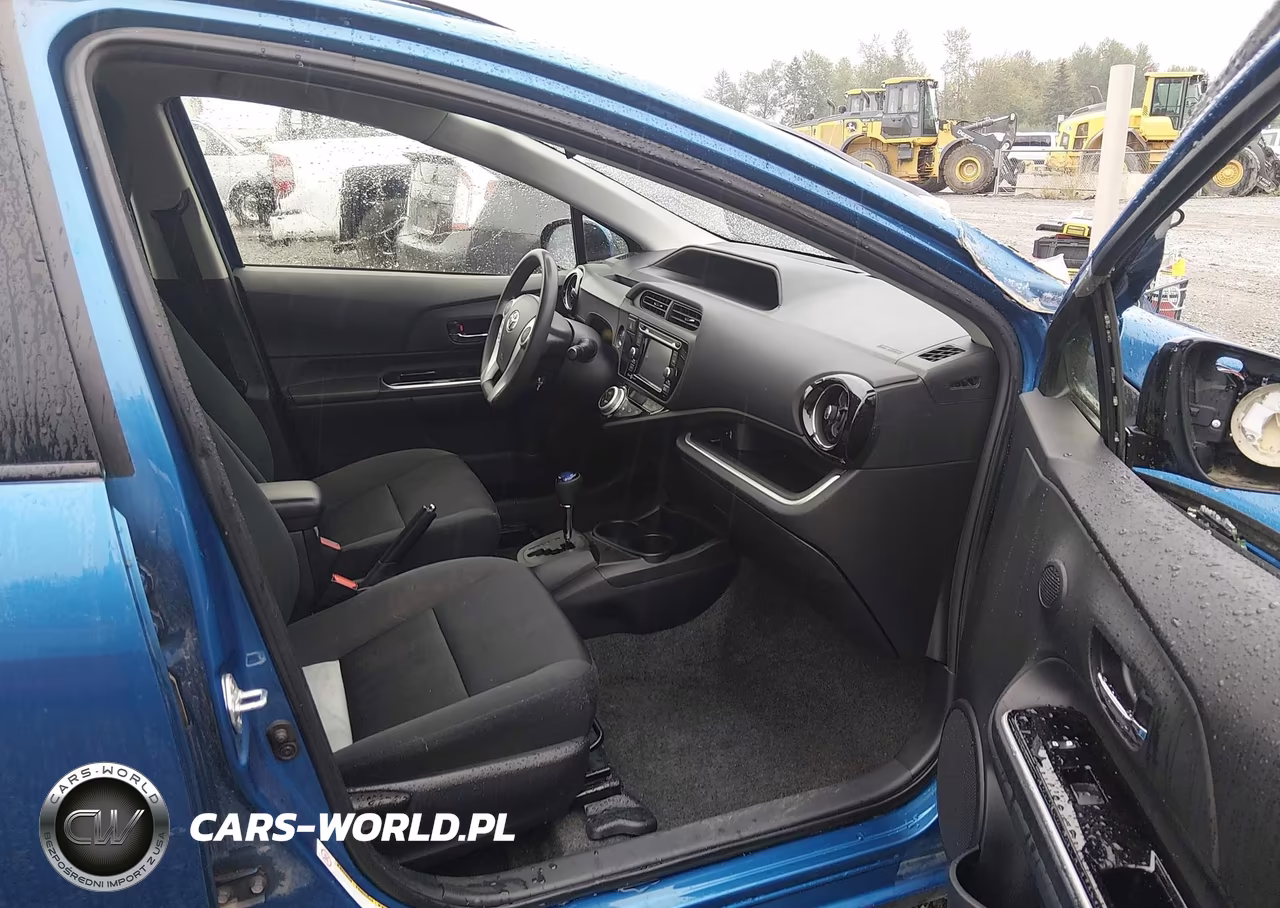 2015 Toyota Prius C Three VIN:JTDKDTB33F1088289 - 17
