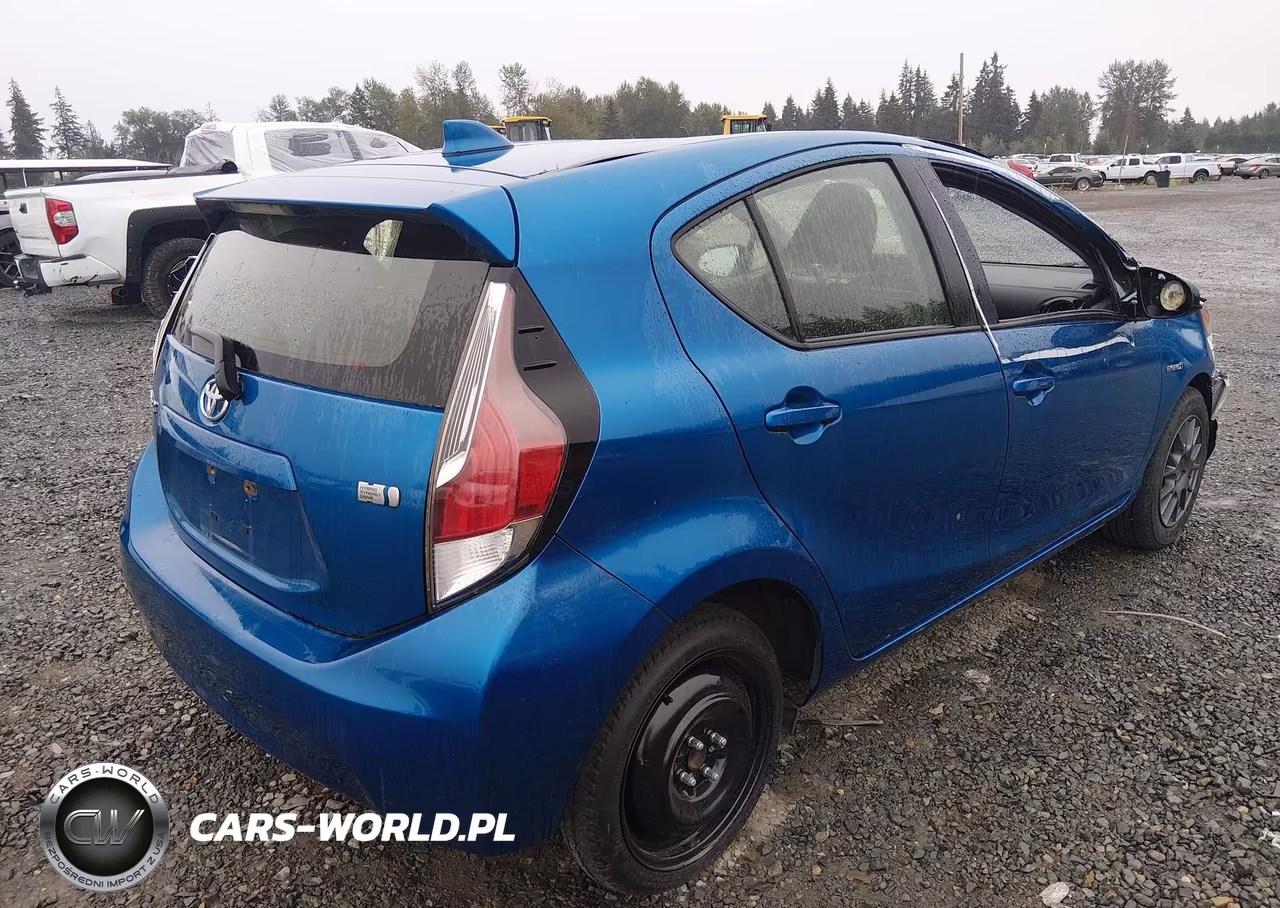 2015 Toyota Prius C Three VIN:JTDKDTB33F1088289 - 4