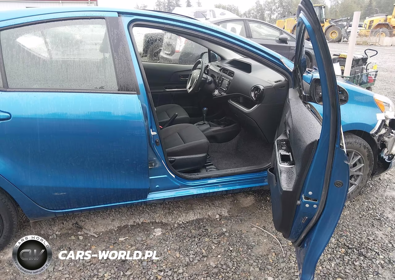 2015 Toyota Prius C Three VIN:JTDKDTB33F1088289 - 5