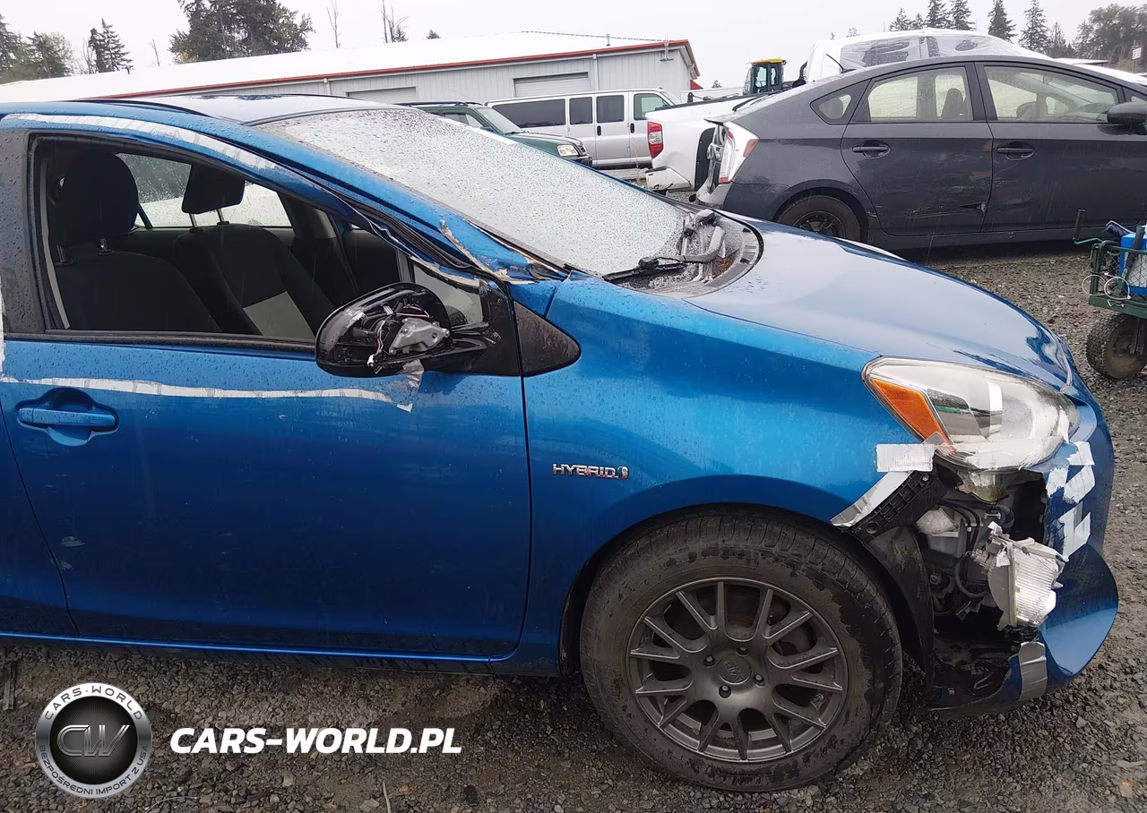 2015 Toyota Prius C Three VIN:JTDKDTB33F1088289 - 6