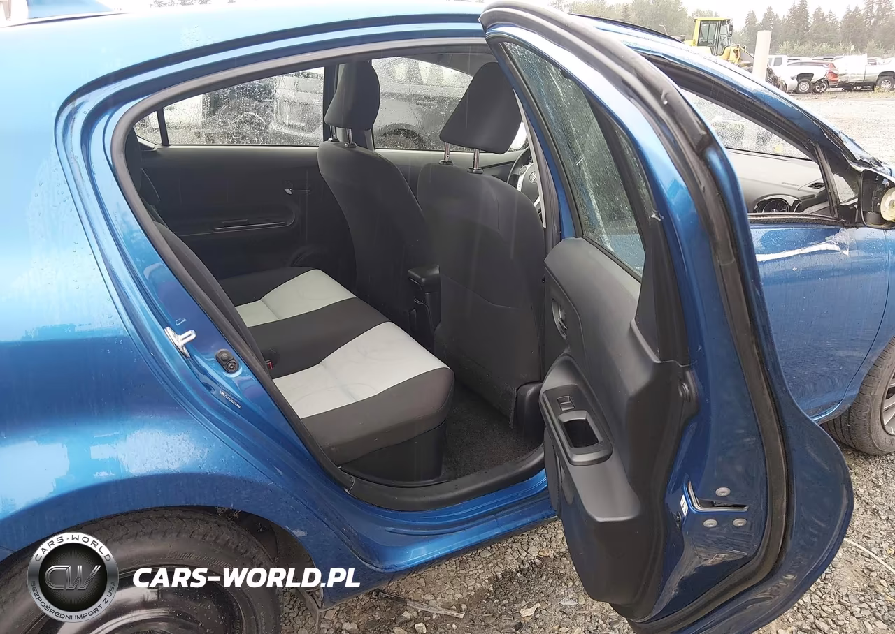 2015 Toyota Prius C Three VIN:JTDKDTB33F1088289 - 8