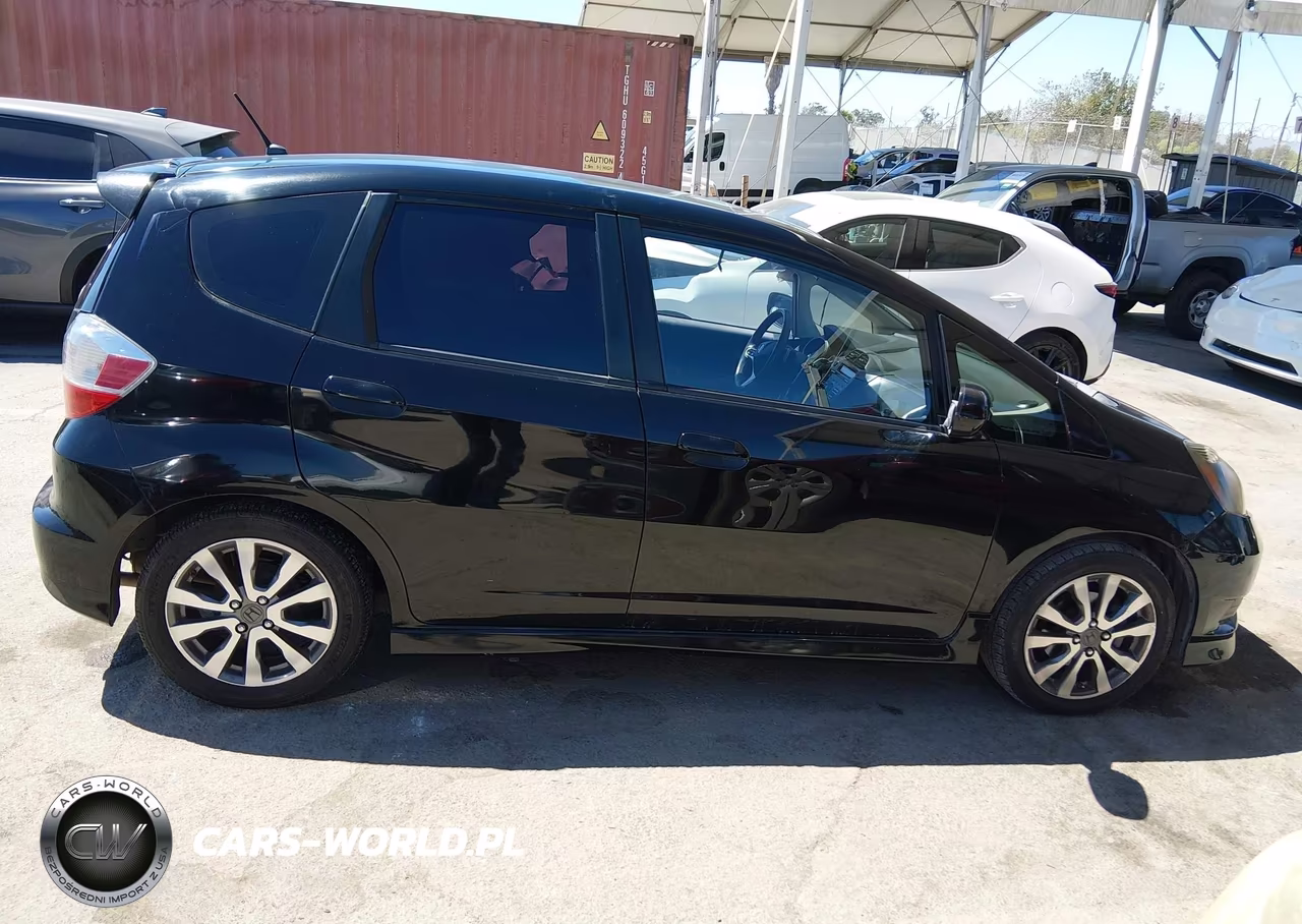 2013 Honda Fit Sport VIN:JHMGE8H56DC050872 - 13