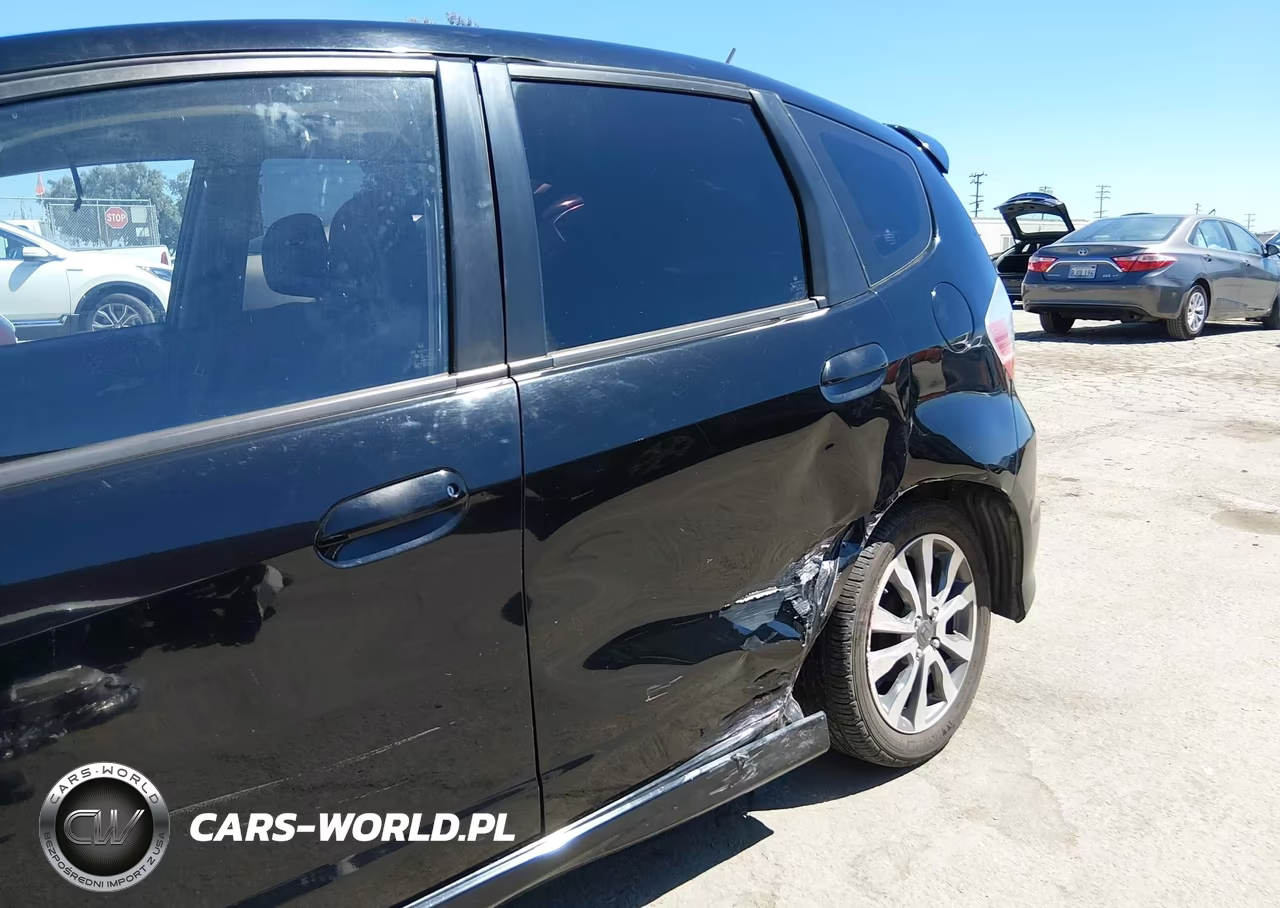 2013 Honda Fit Sport VIN:JHMGE8H56DC050872 - 18