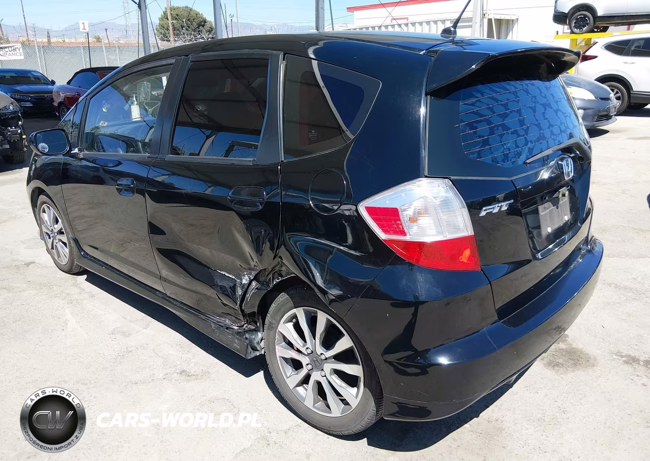 2013 Honda Fit Sport VIN:JHMGE8H56DC050872 - 3