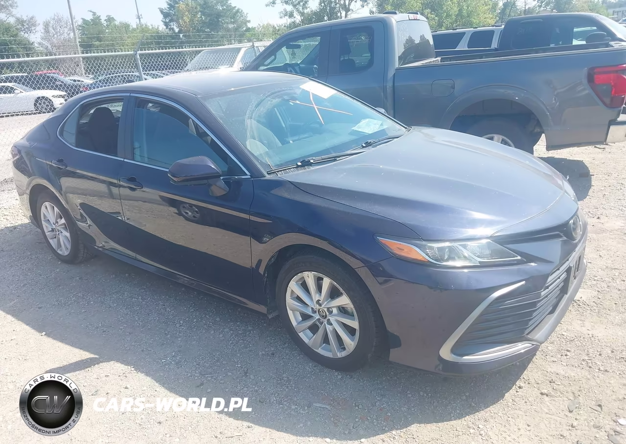 2022 Toyota Camry Le – zdjęcie 1 z 16